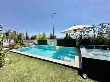 Casa en venta de 5 dorm. en Peñalolén