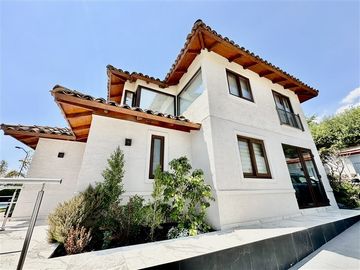 Casa en venta de 5 dorm. en Peñalolén