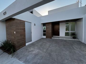 Venta de Casa de 1 Planta en el Coto Privado Bosque Real, V. de A; Colima