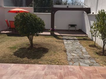 Venta en Residencial Tejeda Corregidora, casa de 2 niveles y amplio jardín.