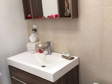 Venta en Residencial Tejeda Corregidora, casa de 2 niveles y amplio jardín.