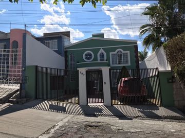 Venta en Residencial Tejeda Corregidora, casa de 2 niveles y amplio jardín.