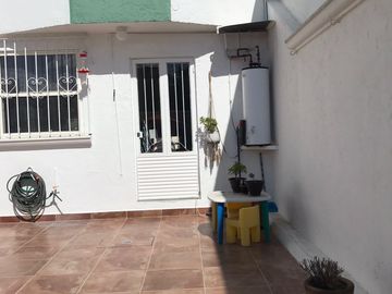 Venta en Residencial Tejeda Corregidora, casa de 2 niveles y amplio jardín.