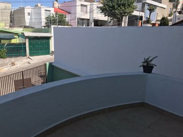 Venta en Residencial Tejeda Corregidora, casa de 2 niveles y amplio jardín.