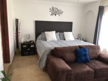 Venta en Residencial Tejeda Corregidora, casa de 2 niveles y amplio jardín.