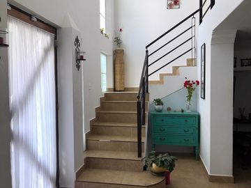Venta en Residencial Tejeda Corregidora, casa de 2 niveles y amplio jardín.