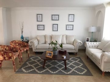 Venta en Residencial Tejeda Corregidora, casa de 2 niveles y amplio jardín.