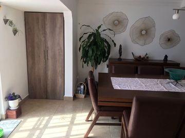 Venta en Residencial Tejeda Corregidora, casa de 2 niveles y amplio jardín.