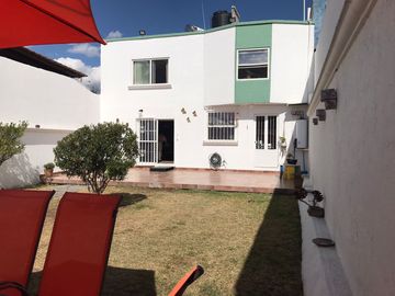 Venta en Residencial Tejeda Corregidora, casa de 2 niveles y amplio jardín.