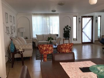 Venta en Residencial Tejeda Corregidora, casa de 2 niveles y amplio jardín.