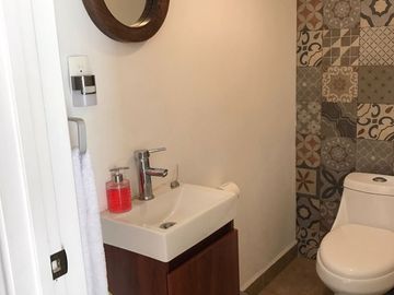 Venta en Residencial Tejeda Corregidora, casa de 2 niveles y amplio jardín.