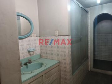 VENDO CASA VIVIENDA UBICADA LOS FICUS SANTA ANITA!
Precio $299,000
Area Ocupada 180m2
Area Construida 259m2
4 dormitorios, 1 escritorio, 3 baños c