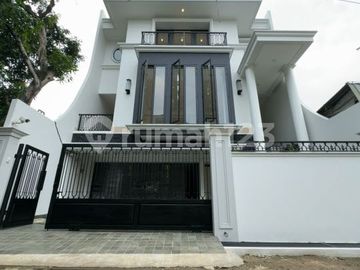 Rumah American Classic 3 Lantai Cipete