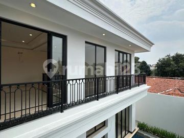 Rumah American Classic 3 Lantai Cipete