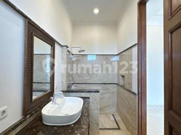 Rumah American Classic 3 Lantai Cipete