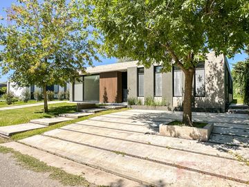 Casa en venta 3 dormitorios en suite en La Concepción Club de Campo UF 47