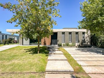 Casa en venta 3 dormitorios en suite en La Concepción Club de Campo UF 47