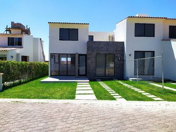 Casa Nueva de 3 recámaras, con alberca en condominio, Jiutepec, Mor.