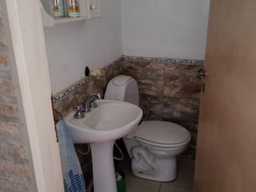 Casa en esquina con pileta, 2 dormitorios Muy buen estado