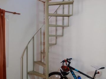 Casa en esquina con pileta, 2 dormitorios Muy buen estado