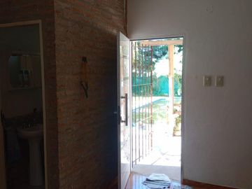 Casa en esquina con pileta, 2 dormitorios Muy buen estado