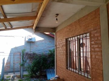 Casa en esquina con pileta, 2 dormitorios Muy buen estado