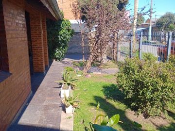 Casa en esquina con pileta, 2 dormitorios Muy buen estado