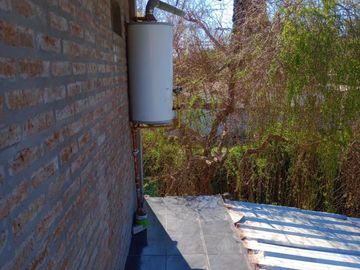 Casa en esquina con pileta, 2 dormitorios Muy buen estado