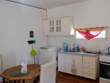 Casa en esquina con pileta, 2 dormitorios Muy buen estado