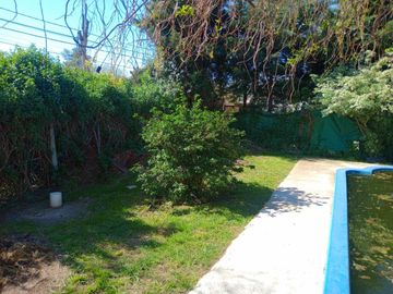 Casa en esquina con pileta, 2 dormitorios Muy buen estado