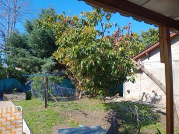 Casa en esquina con pileta, 2 dormitorios Muy buen estado