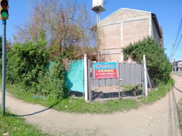 Casa en esquina con pileta, 2 dormitorios Muy buen estado