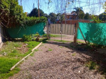 Casa en esquina con pileta, 2 dormitorios Muy buen estado