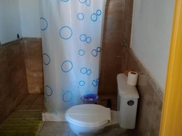 Casa en esquina con pileta, 2 dormitorios Muy buen estado