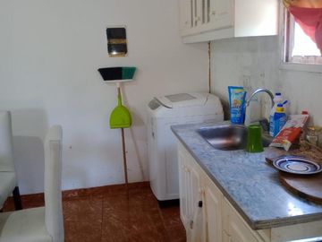 Casa en esquina con pileta, 2 dormitorios Muy buen estado