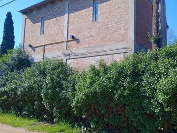 Casa en esquina con pileta, 2 dormitorios Muy buen estado