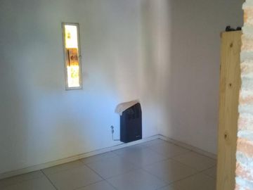 Casa en esquina con pileta, 2 dormitorios Muy buen estado