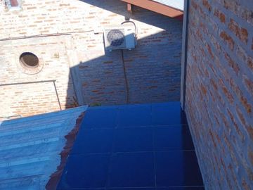 Casa en esquina con pileta, 2 dormitorios Muy buen estado