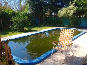 Casa en esquina con pileta, 2 dormitorios Muy buen estado