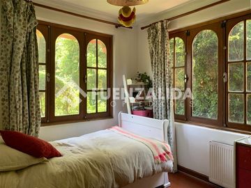 Casa en venta de 4 dorm. y gran terreno en Las Condes
