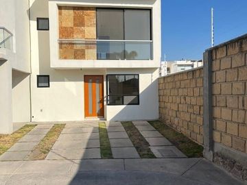 Linda Casa en Valle de Juriquilla, Ubicadisima, Seguridad 24.7, 3 Recamaras