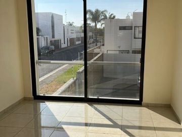 Linda Casa en Valle de Juriquilla, Ubicadisima, Seguridad 24.7, 3 Recamaras