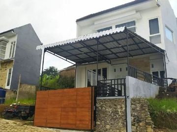Modern Batu 2 Lantai 400 Jutaan Dekat BNS Kota Batu