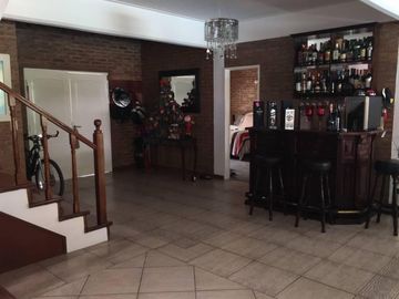 APTA CRÉDITO. Fincas de Maschwitz. Hermoso chalet en excelente estado c/piscina