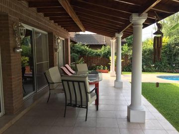 APTA CRÉDITO. Fincas de Maschwitz. Hermoso chalet en excelente estado c/piscina