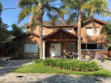 APTA CRÉDITO. Fincas de Maschwitz. Hermoso chalet en excelente estado c/piscina
