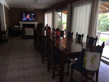 APTA CRÉDITO. Fincas de Maschwitz. Hermoso chalet en excelente estado c/piscina