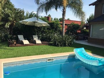 APTA CRÉDITO. Fincas de Maschwitz. Hermoso chalet en excelente estado c/piscina