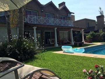 APTA CRÉDITO. Fincas de Maschwitz. Hermoso chalet en excelente estado c/piscina