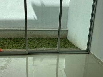 CASA NUEVA EN VENTA DE TRES RECAMARAS CON BAÑO Y CUARTO DE SERVICIO FRACC MONTE
